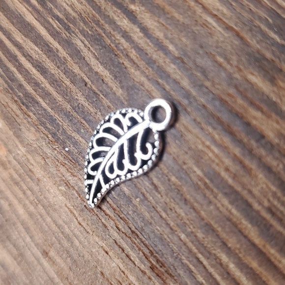 Silver lattice leaf charm pendant - Picture 1 of 2